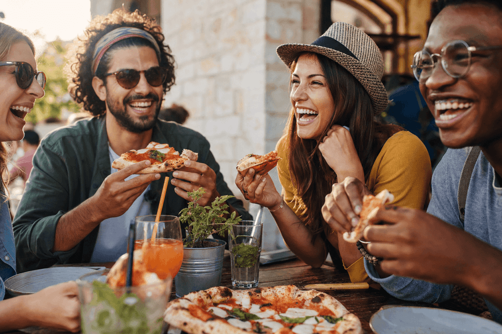 Teman-teman menikmati pengalaman bersantap pizza lokal autentik